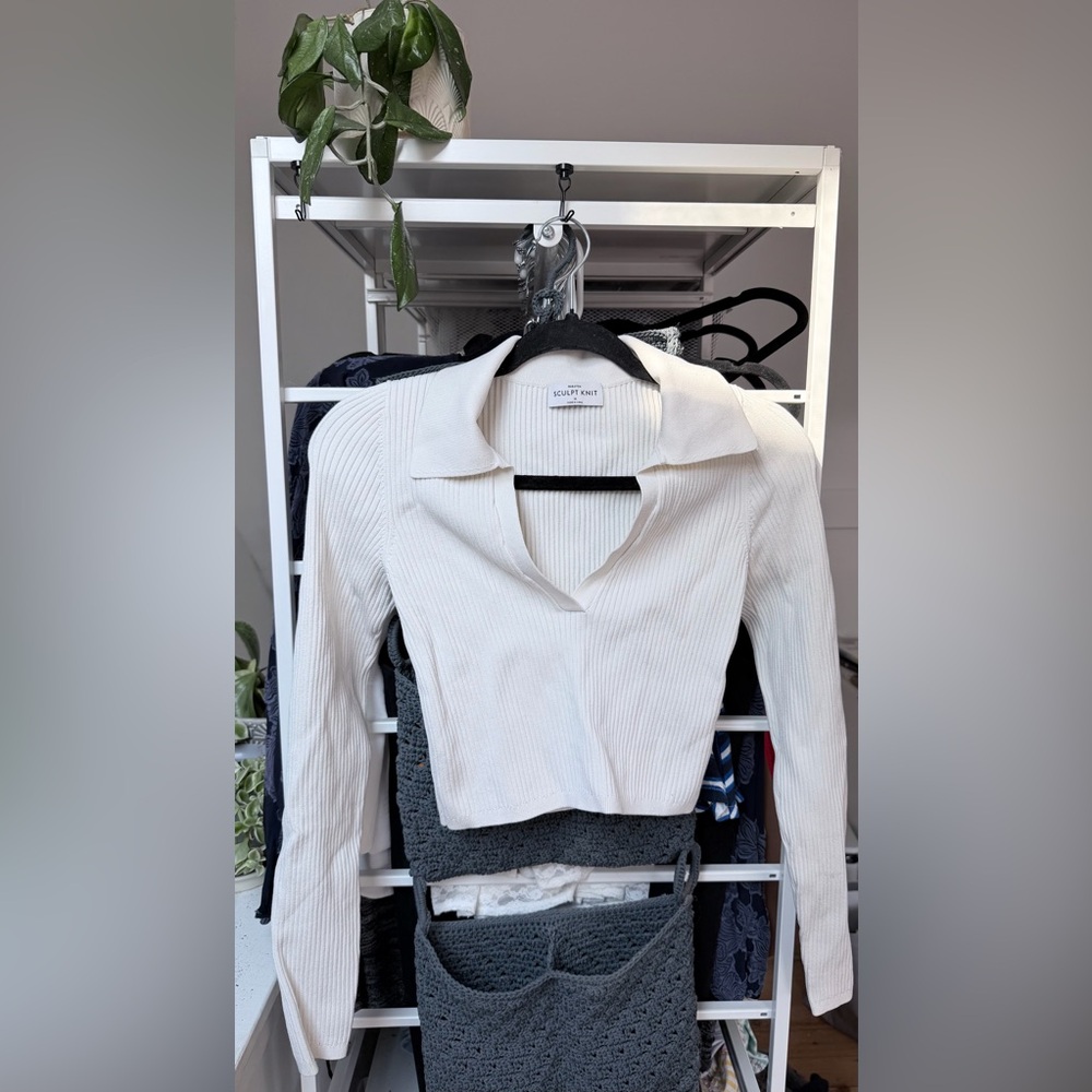 Babaton White Ribbed Knit Crop Top